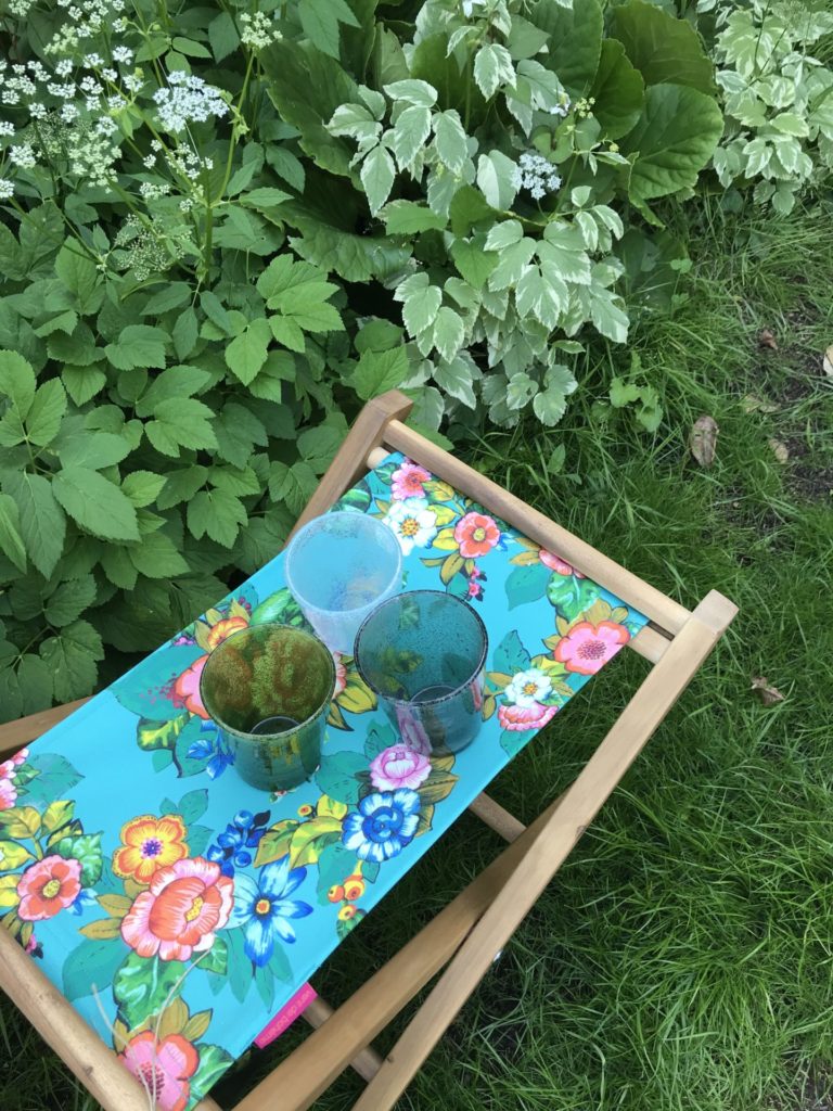pliant et verres pour le jardin